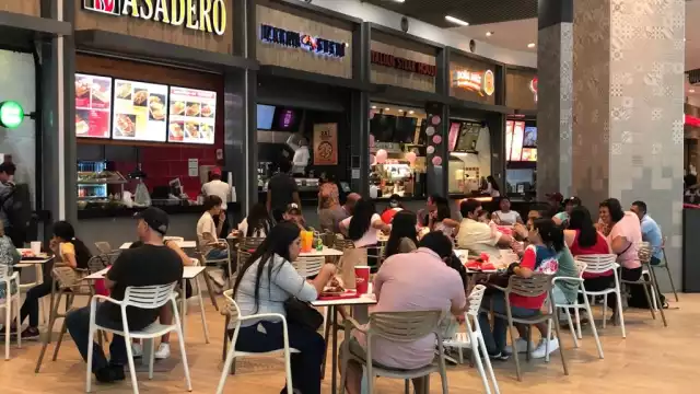 La zona de locales de alimentos y restaurantes en Plaza las Américas se vieron llenos en este Día de las Madres