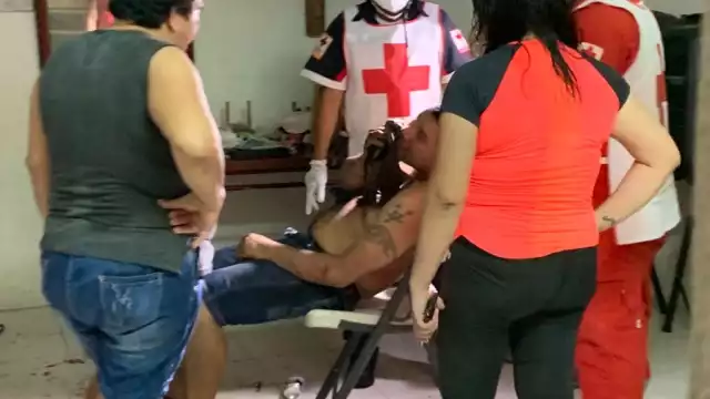 Al lugar de los hechos arribaron los paramédicos de la Cruz Roja, para la valoración del exnovia de la joven