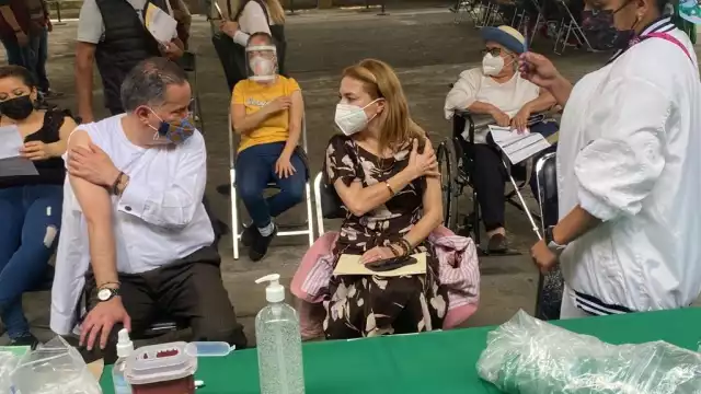 Santiago Nieto se vacunó contra coronavirus.