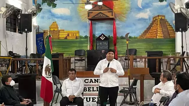 El secretario General y Jurídico del Infonavit,  Rogerio Castro Vázquez, presentó el beneficio "Crédito Seguro" en Yucatán. Foto: Cortesía