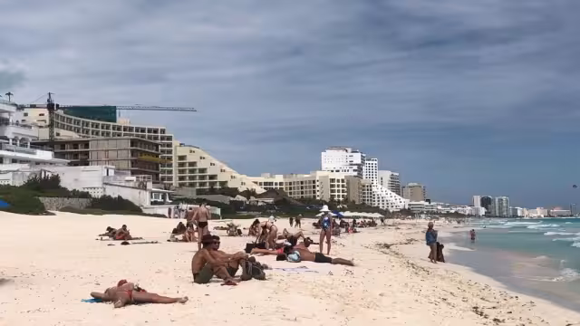 Luego de varios días con recale de algas en Cancún, las playas de la zona hotelera lucieron limpias