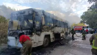 El chofer y los pasajeros de la unidad alcanzaron a descender del autobús antes de que crecieran las llamas