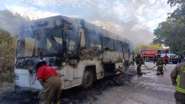 El chofer y los pasajeros de la unidad alcanzaron a descender del autobús antes de que crecieran las llamas
