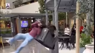 ¡El columpio traicionero! Joven termina en el suelo tras inesperado golpe en centro comercial