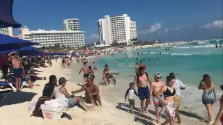 Larga fila de vehículos se formó del tramo del kilómetro 0 al 3.5 debido a reparaciones que realizaba personal de Fonatur sobre el bulevar Kukulkán