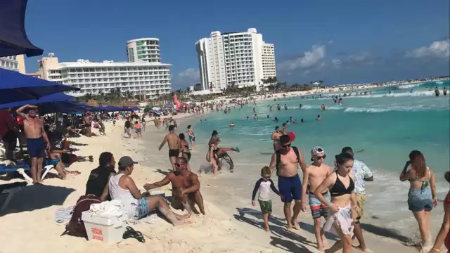 Larga fila de vehículos se formó del tramo del kilómetro 0 al 3.5 debido a reparaciones que realizaba personal de Fonatur sobre el bulevar Kukulkán