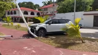 Camioneta choca contra luminaria y deja tres lesionados en Ciudad del Carmen