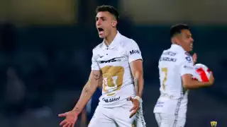 Dinenno se llevó la noche con dos tantos y uno más en tanda de penáltis. Foto: Twitter @PumasMX