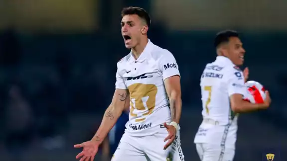 Dinenno se llevó la noche con dos tantos y uno más en tanda de penáltis. Foto: Twitter @PumasMX Dinenno se llevó la noche con dos tantos y uno más en tanda de penáltis. Foto: Twitter @PumasMX
