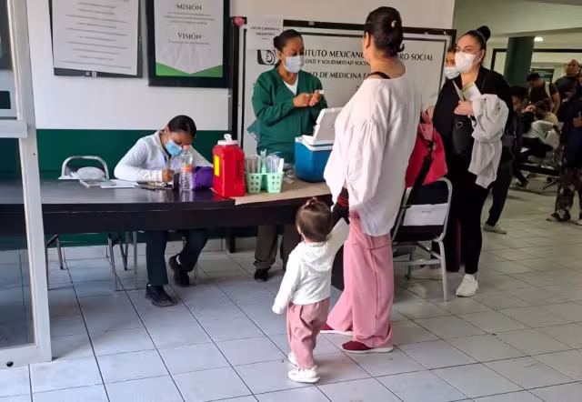 En los módulos de vacunación itinerantes el personal de sanidad informó que la afluencia de personas ha disminuido en 70 por ciento