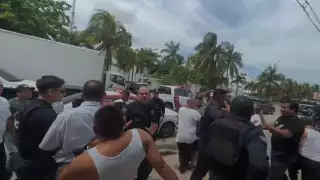 Continúan conflictos entre taxistas y Ubers en Cancún