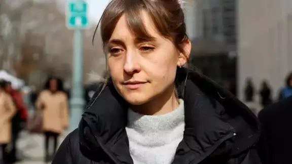 Allison Mack fue detenida en 2018 por sus nexos con la secta NXIVM Allison Mack fue detenida en 2018 por sus nexos con la secta NXIVM