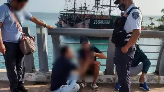 Oficiales de la Policía Turística ayudaron a ju joven que tenía deseos de aventarse del puente debido a una crisis nerviosa