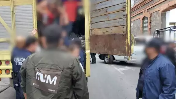 El INM detuvo al camión tapado con una lona en el que viajaban los migrantes. Foto: INM El INM detuvo al camión tapado con una lona en el que viajaban los migrantes. Foto: INM