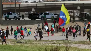 El incidente ocurrió cuando los inconformes arrojaron piedras y uno de ellos agredió a un efectivo con un asta bandera
