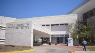 Se hacen pasar por personal de una empresa de seguridad; detienen a dos y buscan a cómplices