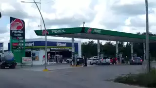 Varias estaciones de servicio en Chetumal registraron intermitencias en el suministro de gasolina Magna por retrasos de Pemex.