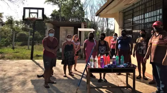 Acudieron a limpiar las aulas para el regreso a clases