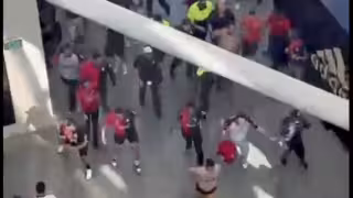 Violencia en el Clásico Tapatío: aficionados protagonizan riña en Los Ángeles