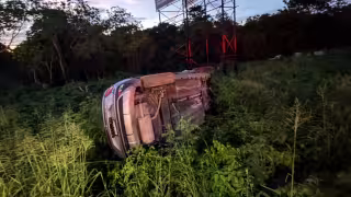 Vuelca automóvil en la carretera Playa del Carmen-Tulum cerca de Paamul
