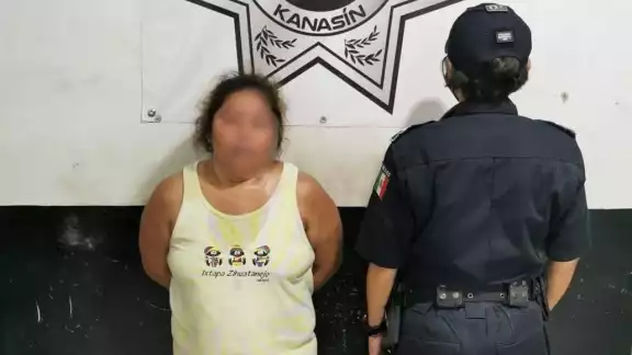 La mujer intentó detener la acción policiaca, por lo que fue enviada al ministerio público La mujer intentó detener la acción policiaca, por lo que fue enviada al ministerio público