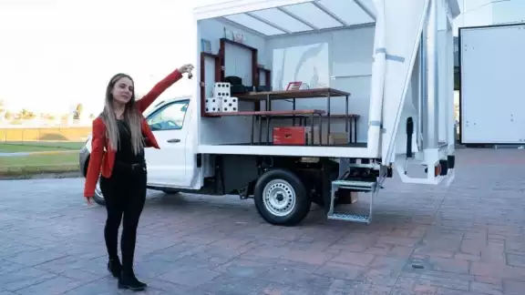 Una maestra da clases en un auto Una maestra da clases en un auto