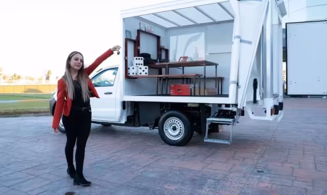 Una maestra da clases en un auto