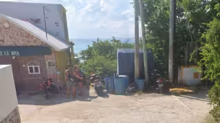 Vecinos exigen recuperar accesos al mar ocupados por particulares en Isla Mujeres