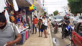 El tramo entre el parque y el mercado municipal es la zona más concurrida por la gente