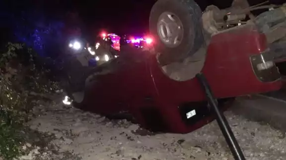 El automóvil quedó volcado a un lado de la carretera