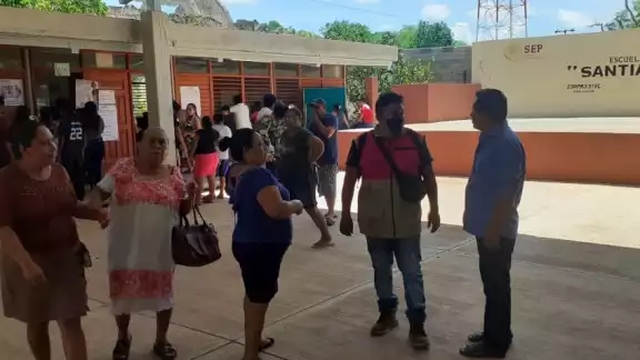 Dos personas que presuntamente iban a encuestar durante las elecciones fueron echadas de las casillas por los votantes Dos personas que presuntamente iban a encuestar durante las elecciones fueron echadas de las casillas por los votantes