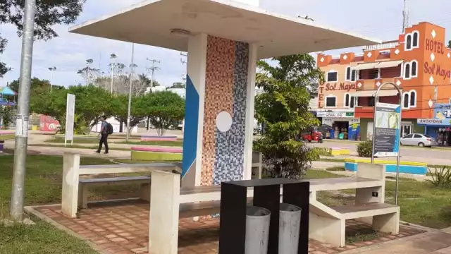 El módulo está integrado por un tejado abierto con bancas y mesas para que estudiantes y público en general acudan