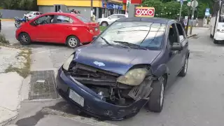 De acuerdo con los vecinos en ese cruce son frecuentes los accidentes.  Foto: David Chan Caamal