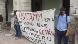 "Nosotros tenemos años esperando nuestra plaza, no se vale lo que hacen", señalaron los manifestantes