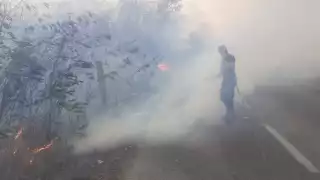 Incendio causa enorme columna de humo en la Mérida-Motul