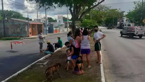 Los habitantes indicaron que no quitarán el bloqueo hasta que CFE no restablezca el suministro de electricidad Foto: David Chan Los habitantes indicaron que no quitarán el bloqueo hasta que CFE no restablezca el suministro de electricidad Foto: David Chan