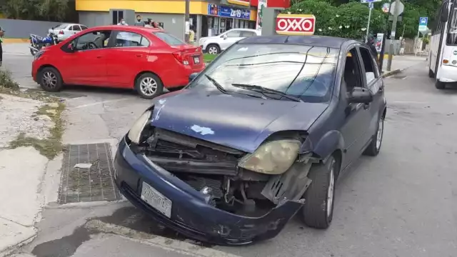 De acuerdo con los vecinos en ese cruce son frecuentes los accidentes.  Foto: David Chan Caamal
