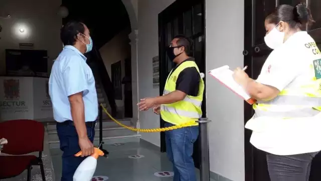 Algunos negocios no cuentan con gel antibacterial en la entrada