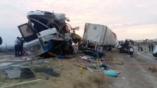 Colisión de un autobús deja como resultado tres muertos y más de 40 heridos; iban a una boda

