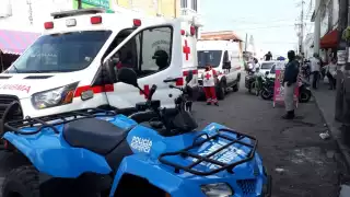 La joven quería dar a luz en plena vía pública, pero paramédicos la convencieron de ir a un hospital