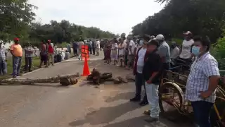 Los ejidatarios decidieron cerrar la carretera como protesta.