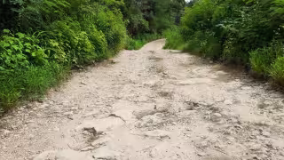 Camino en pésimas condiciones dificulta el tránsito en una comunidad de José María Morelos