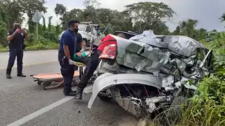 Joven conductor sobrevive de milagro; se estrelló de frente contra un tráiler en Quintana Roo