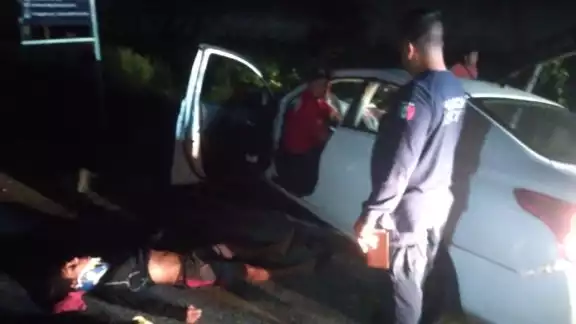 Autoridades dieron atención médica a las dos personas lesionadas por el accidente