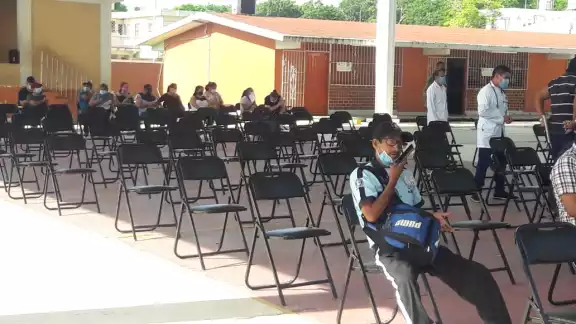 De acuerdo al Plan Nacional de Vacunación el día de hoy están siendo inmunizados los adultos de 33 y 32 años de edad