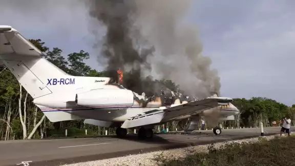 Avioneta aterriza en la carretera y luego la incendian Avioneta aterriza en la carretera y luego la incendian