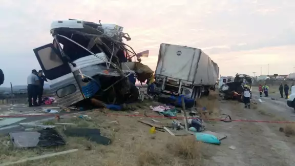 Colisión de un autobús deja como resultado tres muertos y más de 40 heridos; iban a una boda
Colisión de un autobús deja como resultado tres muertos y más de 40 heridos; iban a una boda