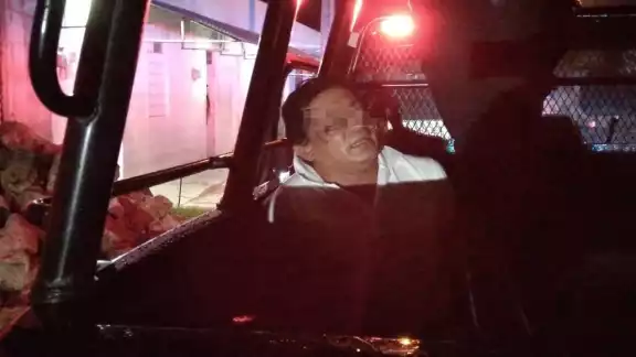 El hombre recibió un golpe con un zapato de mujer mientras intentaba escapar de sus agresores El hombre recibió un golpe con un zapato de mujer mientras intentaba escapar de sus agresores