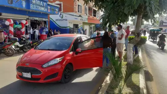 Las unidades fueron trasladadas al corralón municipal y los involucrados fueron conducidos a la Dirección de Tránsito Las unidades fueron trasladadas al corralón municipal y los involucrados fueron conducidos a la Dirección de Tránsito