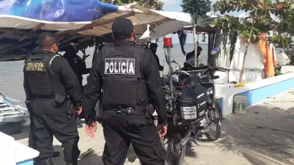 Mientras al paso de 10 minutos varias unidades preventivas y turísticas se arremolinaron al sitio, donde montaron un operativo de búsqueda por toda la zona costera Mientras al paso de 10 minutos varias unidades preventivas y turísticas se arremolinaron al sitio, donde montaron un operativo de búsqueda por toda la zona costera